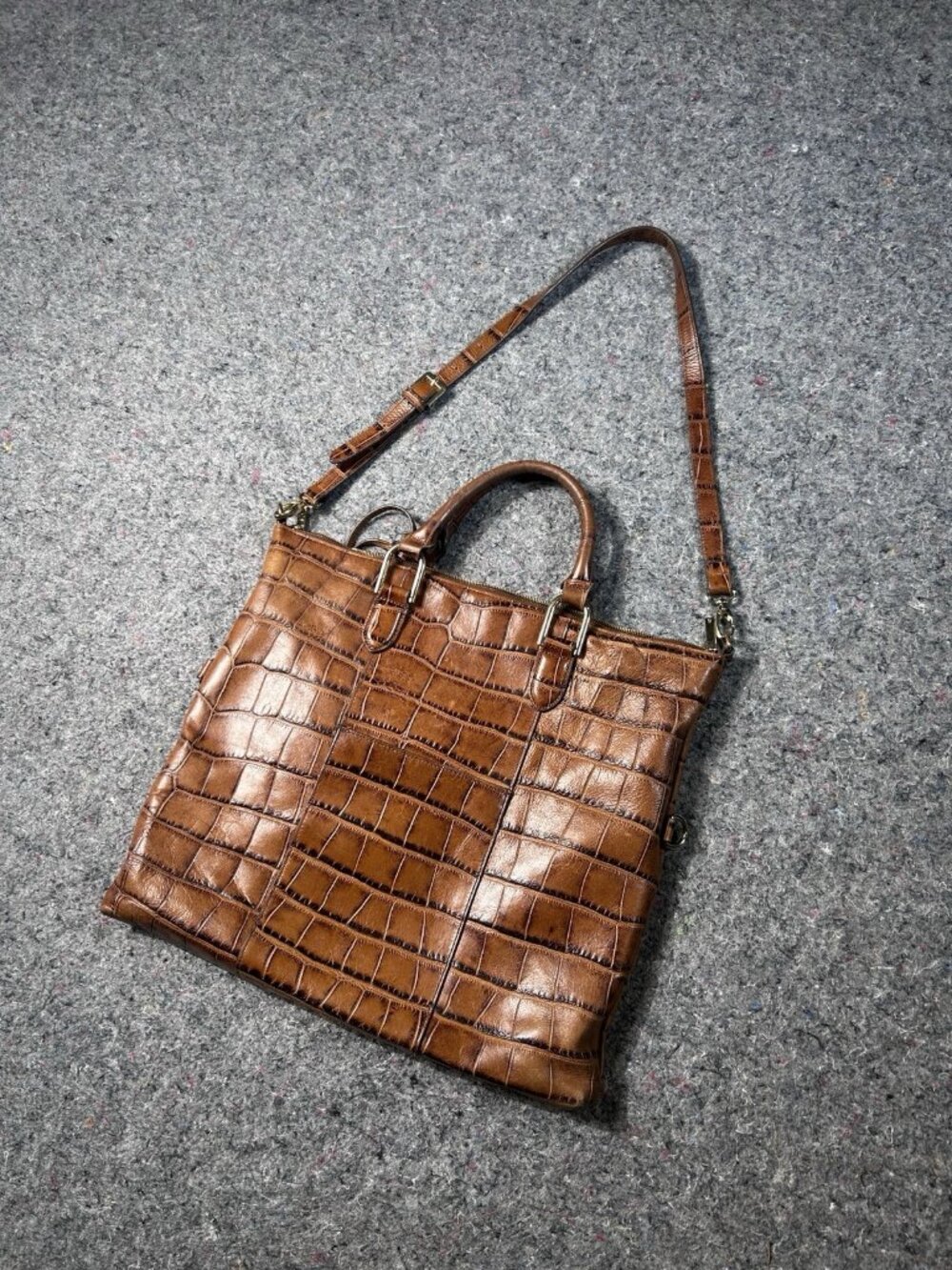 G.I.L.I. Got It Love It Brown Croc Embossed Leather Tote Bag Shoulder Strap